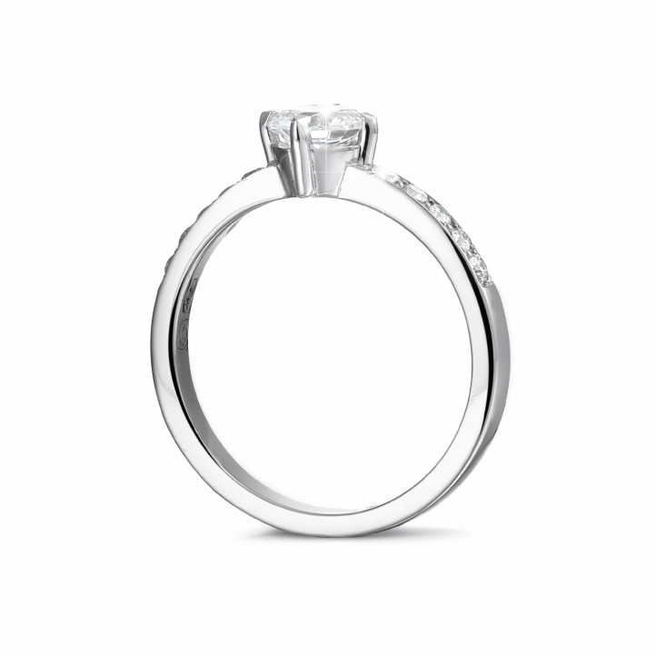 0.50 quilates anillo solitario diamante en platino con diamantes en los lados