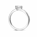 0.70 quilates anillo solitario diamante en platino con diamantes en los lados