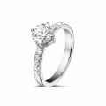 1.00 quilates anillo solitario diamante en platino con diamantes en los lados