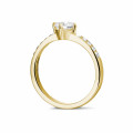 0.50 quilates anillo solitario diamante en oro amarillo con diamantes en los lados