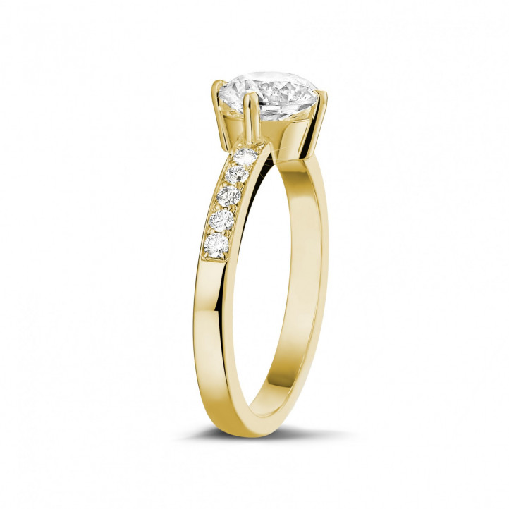 1.00 quilates anillo solitario diamante en oro amarillo con diamantes en los lados