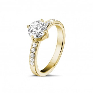 Anillo de compromiso de oro - 1.00 quilates anillo solitario diamante en oro amarillo con diamantes en los lados