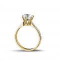 1.50 quilates anillo de oro amarillo de diamantes con diamantes en los lados