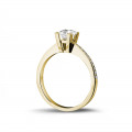0.70 quilates anillo solitario en oro amarillo con diamante talla princesa y diamantes laterales