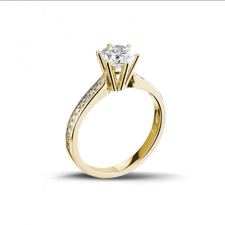 0.90 quilates anillo de oro amarillo de diamantes con diamantes en los lados