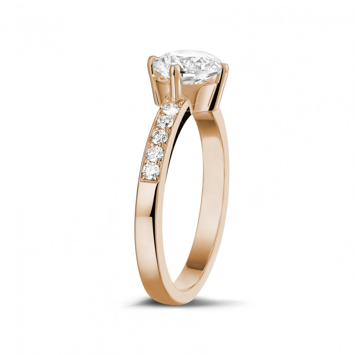 1.00 quilates anillo solitario diamante en oro rojo con diamantes en los lados