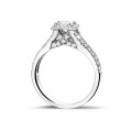 0.50 quilates anillo solitario en oro blanco con diamante talla princesa y diamantes laterales