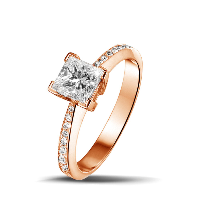 1.00 quilates anillo solitario en oro rojo con diamante talla princesa y diamantes laterales