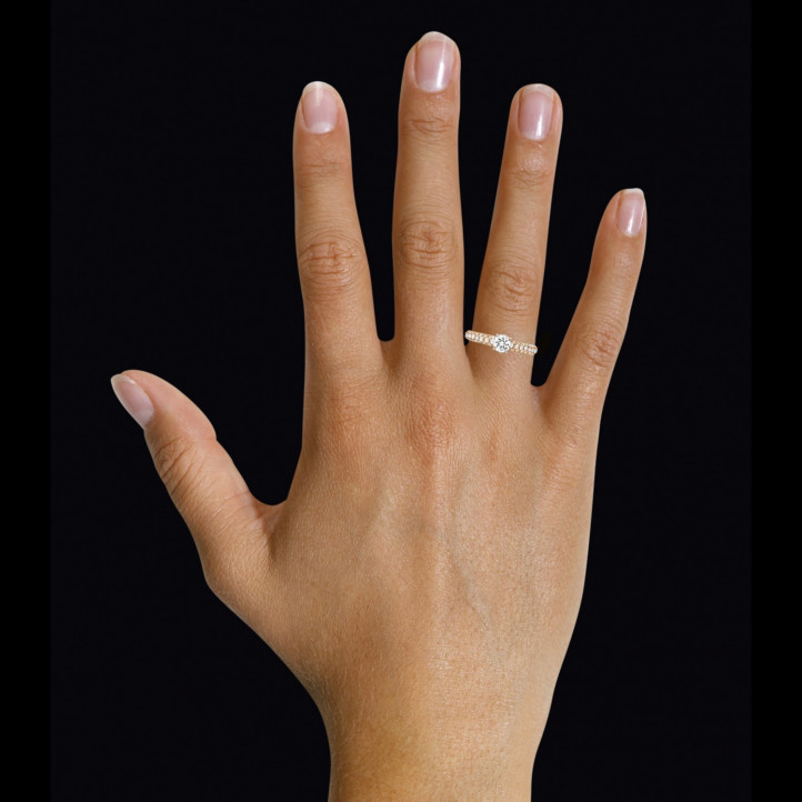 0.70 quilates anillo solitario (media banda) en oro rojo con diamantes en los lados