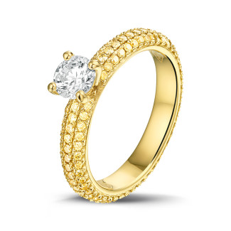 Anillos - 0.50 quilates anillo solitario (banda completa) en oro amarillo con diamantes amarillos en los lados