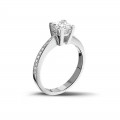 1.00 quilates anillo solitario en oro blanco con diamante talla princesa y diamantes laterales