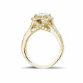 1.00 quilates anillo solitario en oro amarillo con diamante talla princesa y diamantes laterales