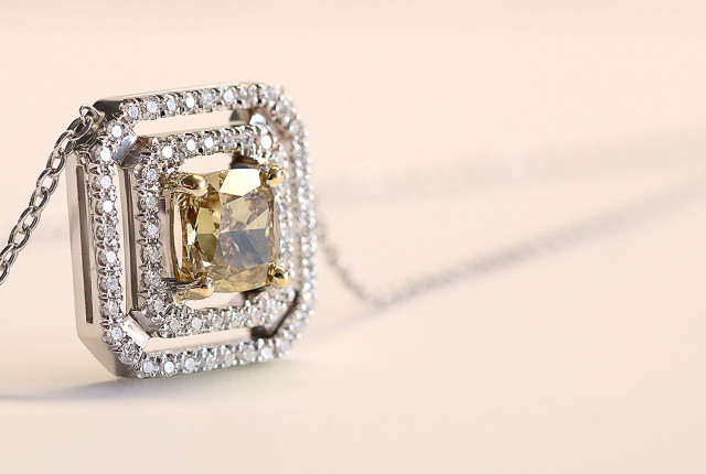 Diamante talla cojín Ten un diamante de talla cojín engarzado a medida en un anillo.