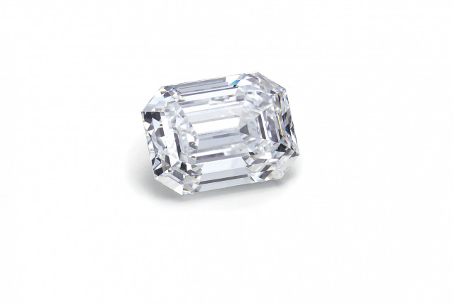 Diamante talla esmeralda rectangular, transparente y brillante, con facetas escalonadas y bordes biselados. La talla esmeralda es más conocida por las esmeraldas que por los diamantes.