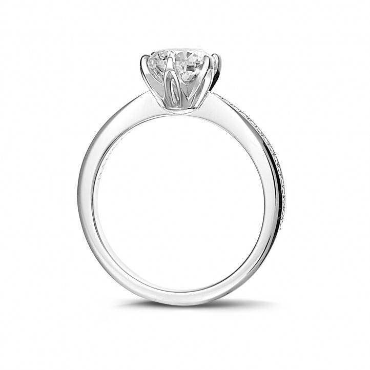 1.00 quilates anillo solitario en oro blanco con diamantes en los lados