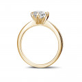 1.00 quilates anillo solitario en oro amarillo con diamantes en los lados