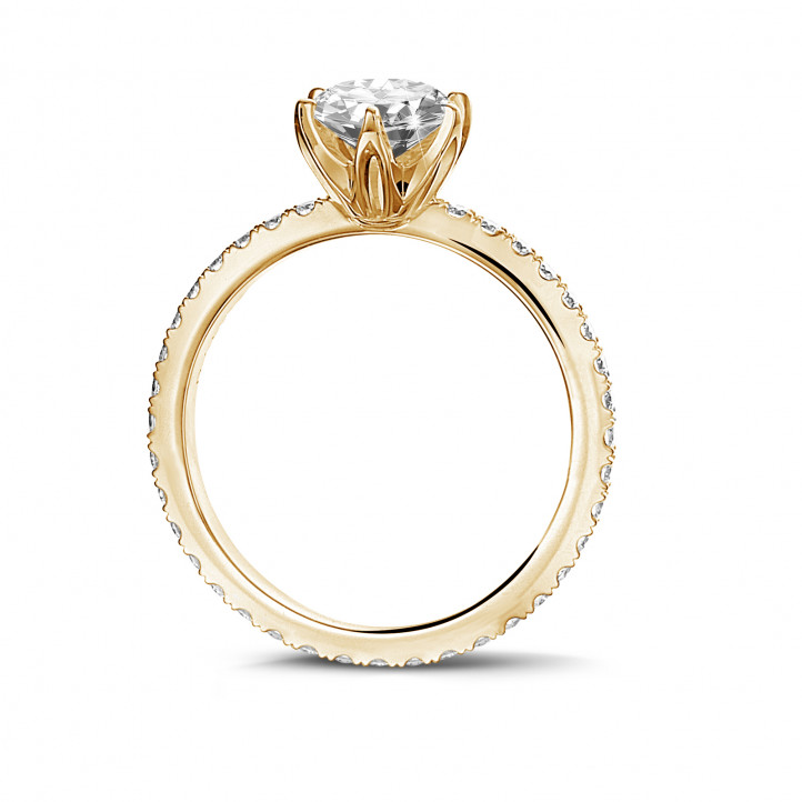 1.00 quilates anillo solitario en oro amarillo con diamantes en los lados