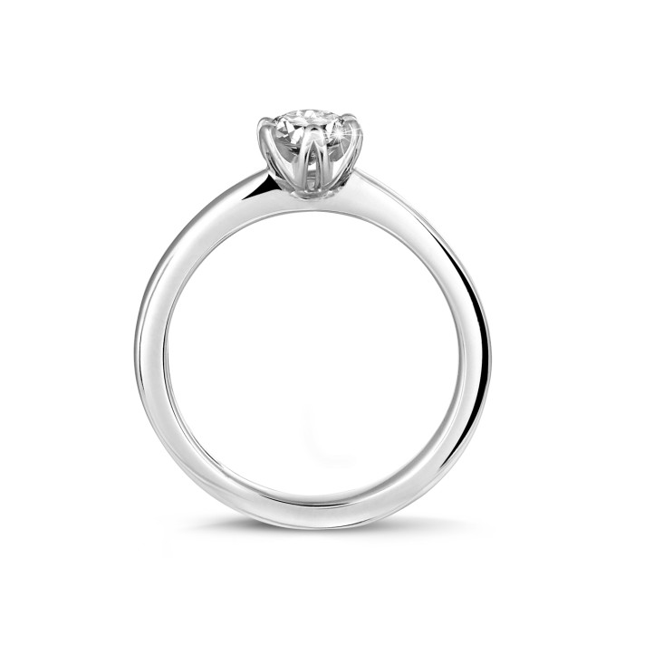 0.50 quilates anillo solitario en oro blanco con diamante redondo