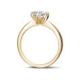 0.50 quilates anillo solitario en oro amarillo con diamantes en los lados