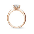 0.70 quilates anillo solitario en oro rojo con diamantes en los lados