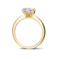 3.00 quilates anillo solitario en oro amarillo con diamantes en los lados