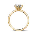1.25 quilates anillo solitario en oro amarillo con diamantes en los lados