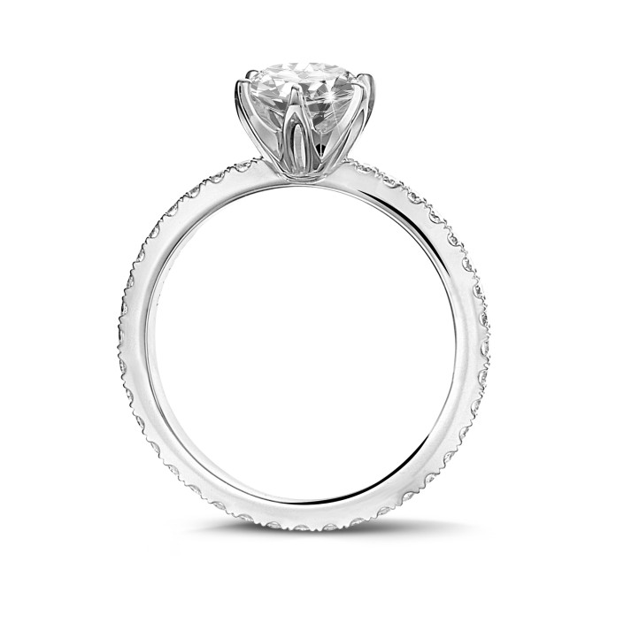 0.90 quilates anillo solitario en oro blanco con diamantes en los lados