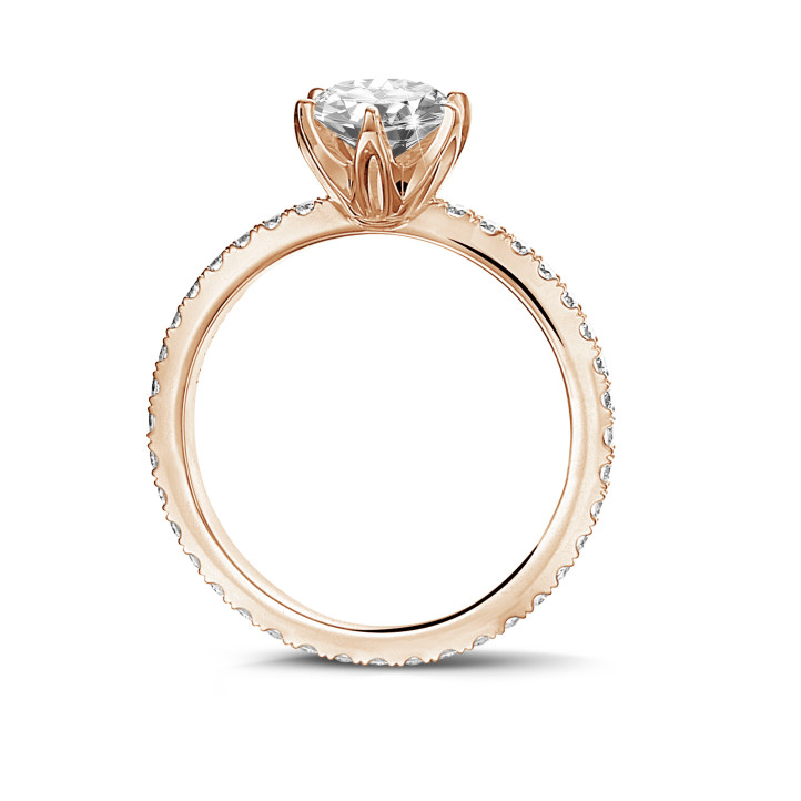 0.90 quilates anillo solitario en oro rojo con diamantes en los lados