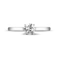 0.70 quilates anillo solitario en platino con un diamante redondo y 4 uñas