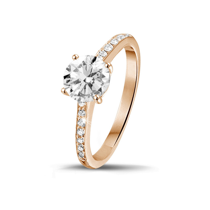 0.90 quilates anillo solitario en oro rojo con 4 uñas y diamantes en los lados
