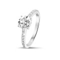 0.90 quilates anillo solitario en oro blanco con 4 uñas y diamantes en los lados