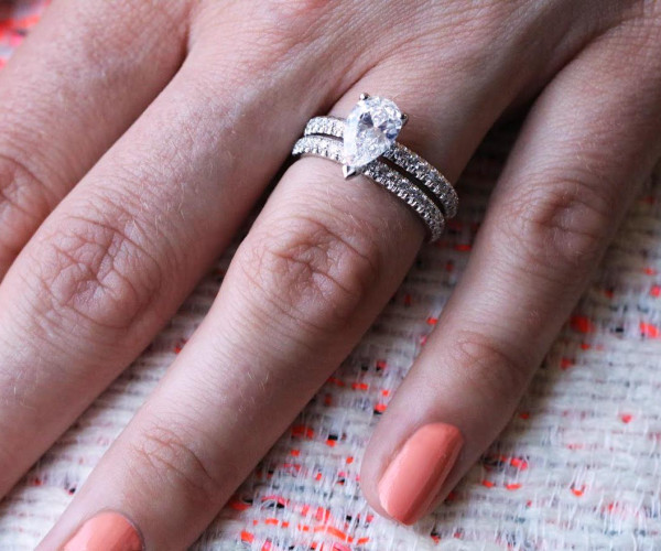 Anillo de compromiso en oro blanco con diamante talla pera y pavé de diamantes