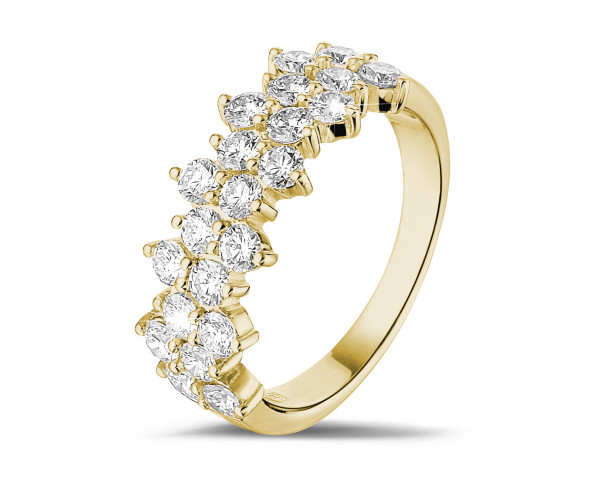 Anillo de oro amarillo con fila curva de diamantes talla brillante en engaste de garras