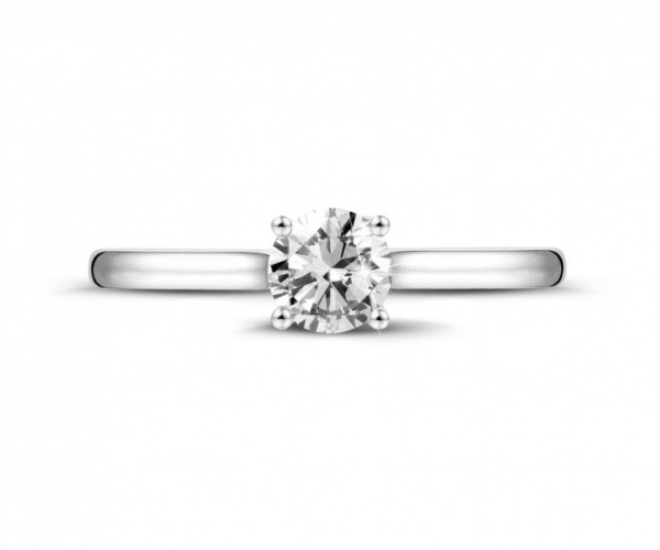 Anillo de compromiso de oro blanco con diamante solitario talla brillante en engaste de cuatro garras