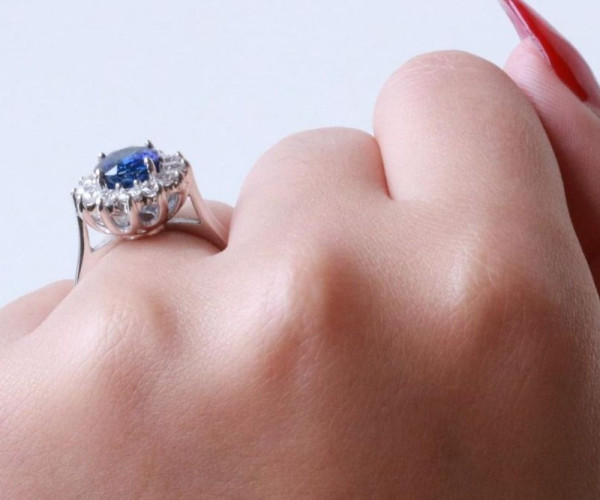 ¿Qué piedra preciosa rara debo elegir para mi anillo de compromiso?