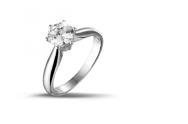 Celebra las bodas de diamante con un anillo solitario
