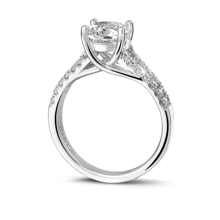 2.50 quilates anillo solitario en oro blanco con diamantes laterales