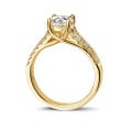 1.25 quilates anillo solitario en oro amarillo con diamantes laterales