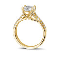 2.00 quilates anillo solitario en oro amarillo con diamantes laterales