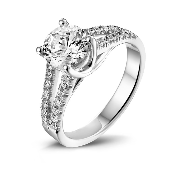1.25 quilates anillo solitario en platino con diamantes laterales