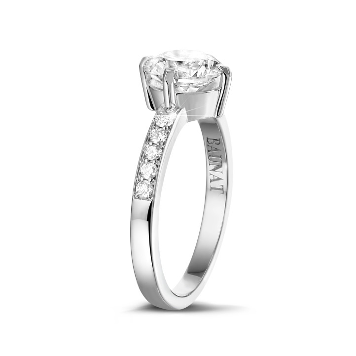 2.50 quilates anillo solitario diamante en platino con diamantes en los lados