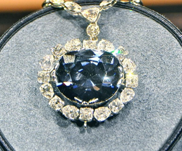 Pendentif de diamante azul oscuro, montado en oro con halo de diamantes talla brillante