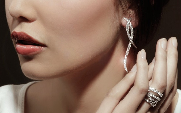 Pendientes finos y elegantes y pendientes de botón