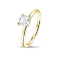 1.00 quilates anillo solitario diamante cojín en oro amarillo