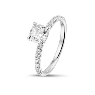 Compromiso - 1.00 quilates anillo solitario diamante cojín en oro blanco con diamantes en los lados