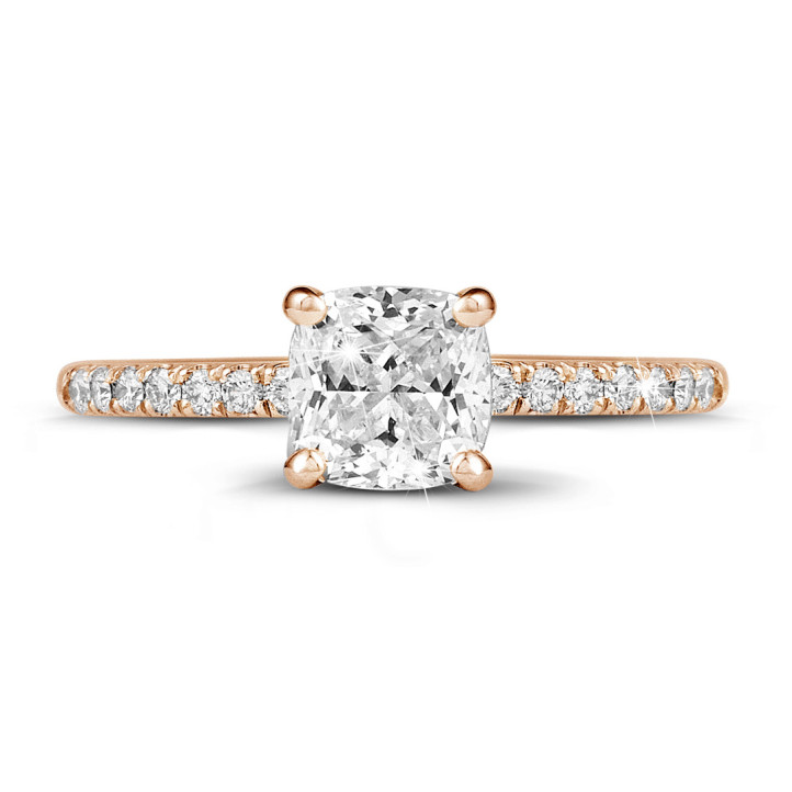 1.00 quilates anillo solitario diamante cojín en oro rojo con diamantes en los lados