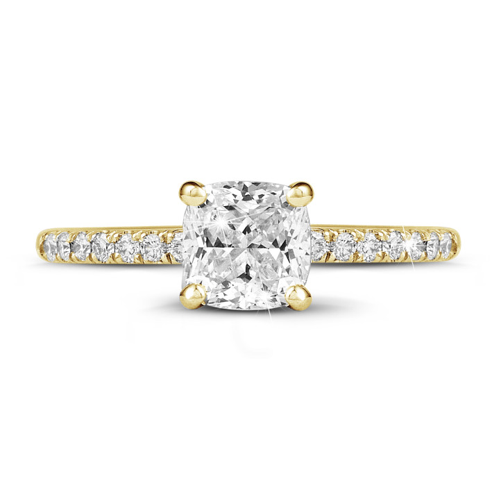 2.00 quilates anillo solitario diamante cojín en oro amarillo con diamantes en los lados