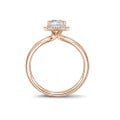 0.70 quilates halo anillo solitario con diamante talla esmeralda en oro rojo con diamantes redondos
