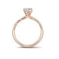 1.00 quilates anillo solitario con diamante talla esmeralda en oro rojo con diamantes en los lados
