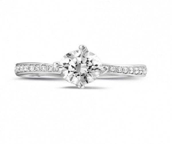 El anillo de compromiso estilo pavé